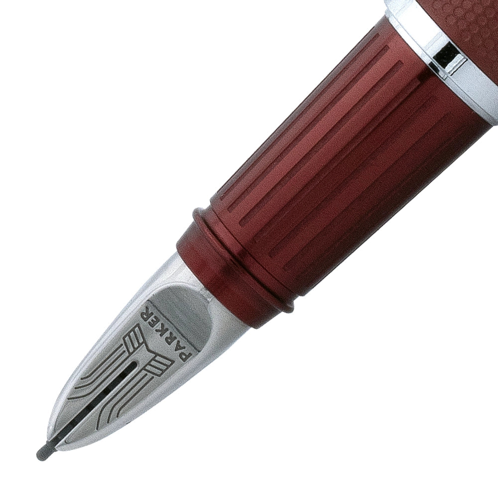 Gros plan sur la plume du stylo plume Parker Ingenuity Bordeaux, mettant en avant les détails raffinés de l’écriture.