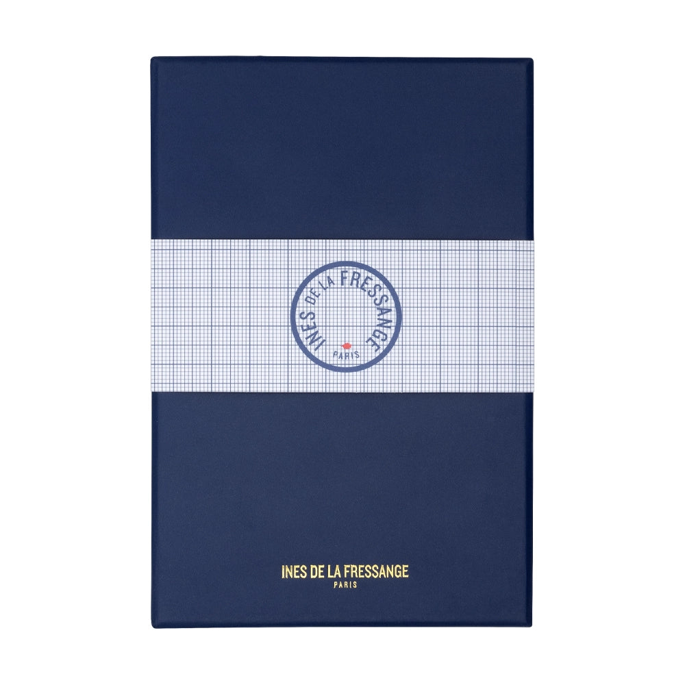Un écrin fermé du stylo plume Premier bleu sarcelle avec attributs chromés de la marque Inès de la Fressange est posé sur un fond blanc. L'écrin est visible dans son intégralité, mettant en avant son design et son logo.