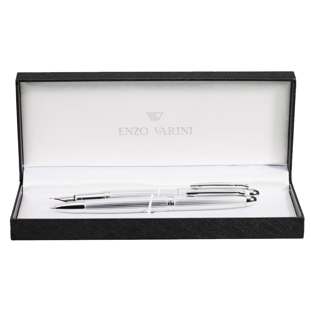 Un écrin ouvert contenant la parure plume et bille Maggiore Ligne de la marque Enzo Varini est posé sur un fond blanc. L'écrin, au design soigné, est mis en avant avec son logo distinctif.