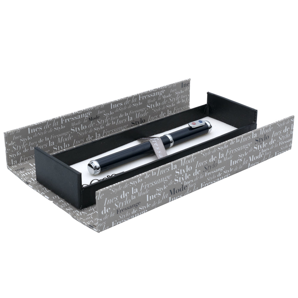 Un écrin ouvert du stylo plume marine avec attributs chromés de la marque Inès de la Fressange est posé sur un fond blanc. L'écrin est visible dans son intégralité, mettant en avant son design .