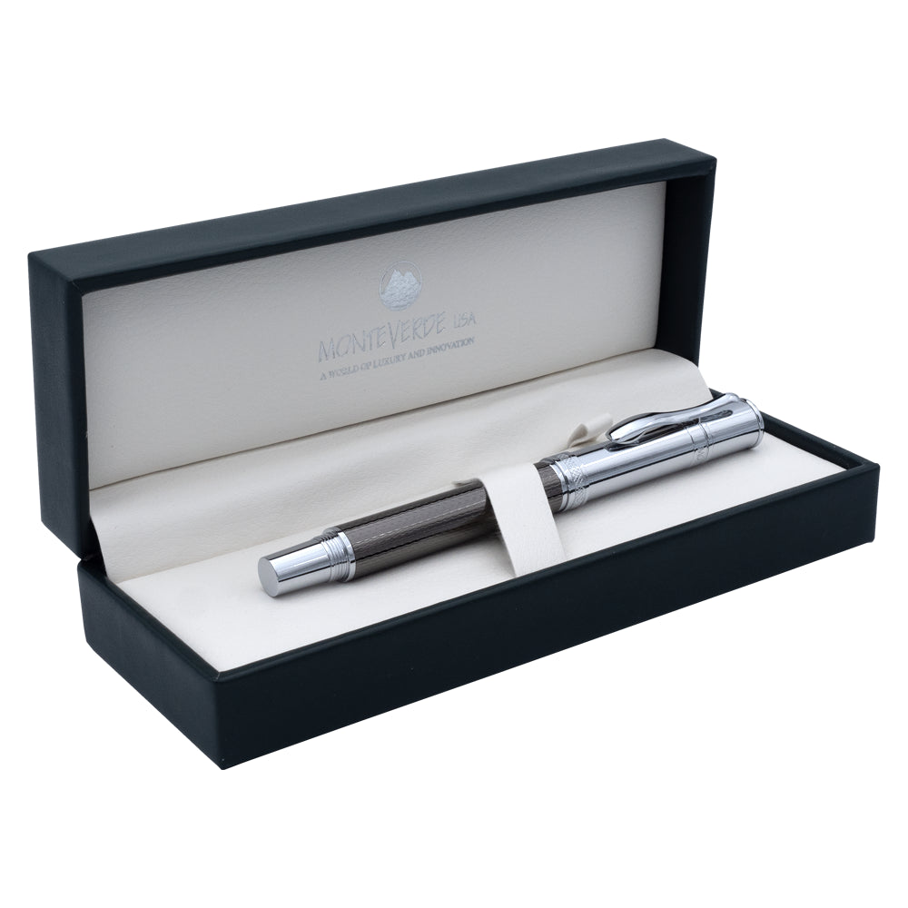Un écrin ouvert contenant le stylo plume Monteverde Jewelria Executive Gun Metal Barley est posé sur un fond blanc. L'écrin présente un design soigné avec le logo de la marque, mettant en valeur l'élégance et le luxe du produit.