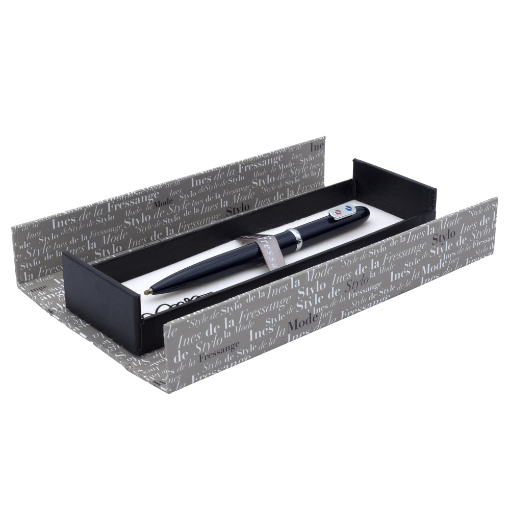 Un écrin ouvert du stylo roller bleu marine avec attributs chromés de la marque Inès de la Fressange est posé sur un fond blanc. L'écrin est visible dans son intégralité, mettant en avant son design.