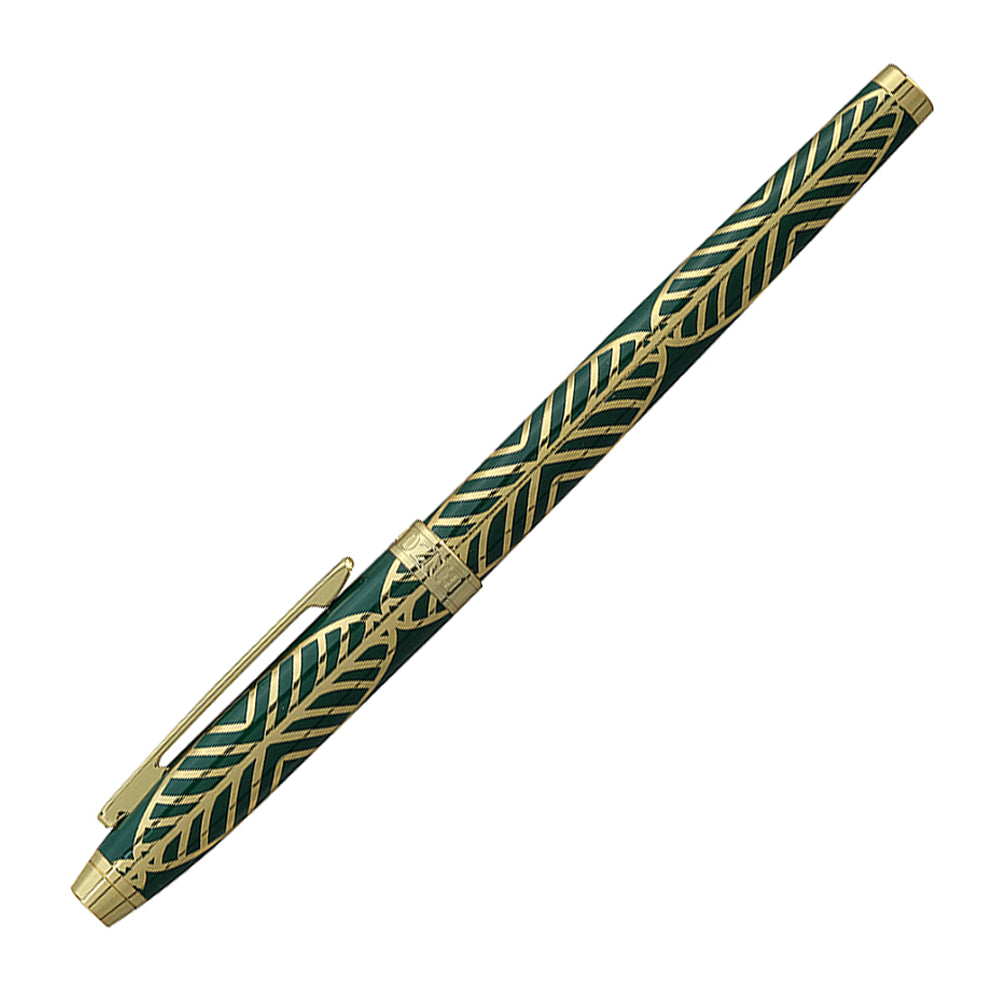Stylo plume Enzo Varini Taormina XL Gioiello vert sapin/doré, fermé, vue à 45° sur fond blanc.