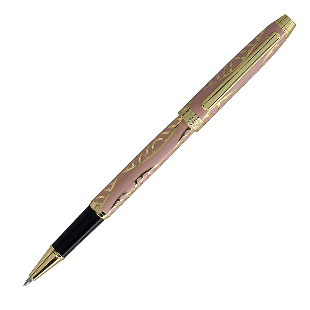Stylo roller Enzo Varini Taormina XL Gioiello rose poudré/doré, ouvert, avec le bouchon enlevé et installé à l'arrière, vue à 45° sur fond blanc.