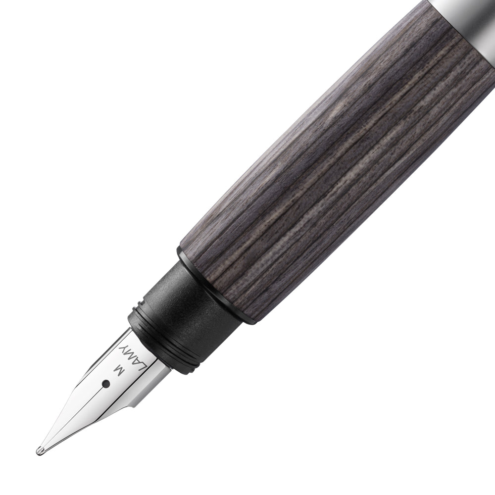 Gros plan sur la plume du stylo plume Lamy Accent AL KW 096. La plume en acier inoxydable est finement détaillée, offrant une écriture fluide et précise, tandis que la finition en aluminium de haute qualité du stylo met en valeur son design raffiné.
