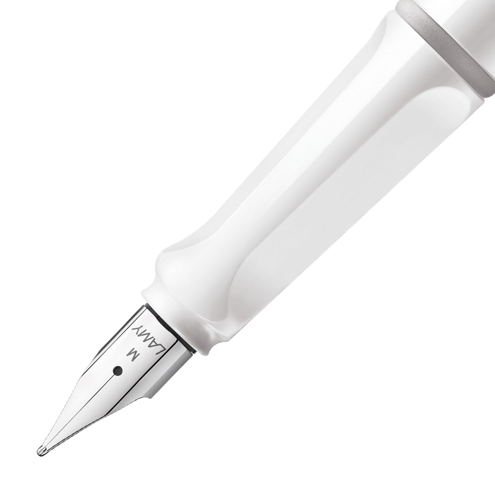 Gros plan sur la plume du stylo plume Lamy Safari Blanc. La plume en acier inoxydable est soigneusement conçue pour une écriture fluide et précise, avec le design distinctif et coloré du stylo qui ajoute une touche de style.