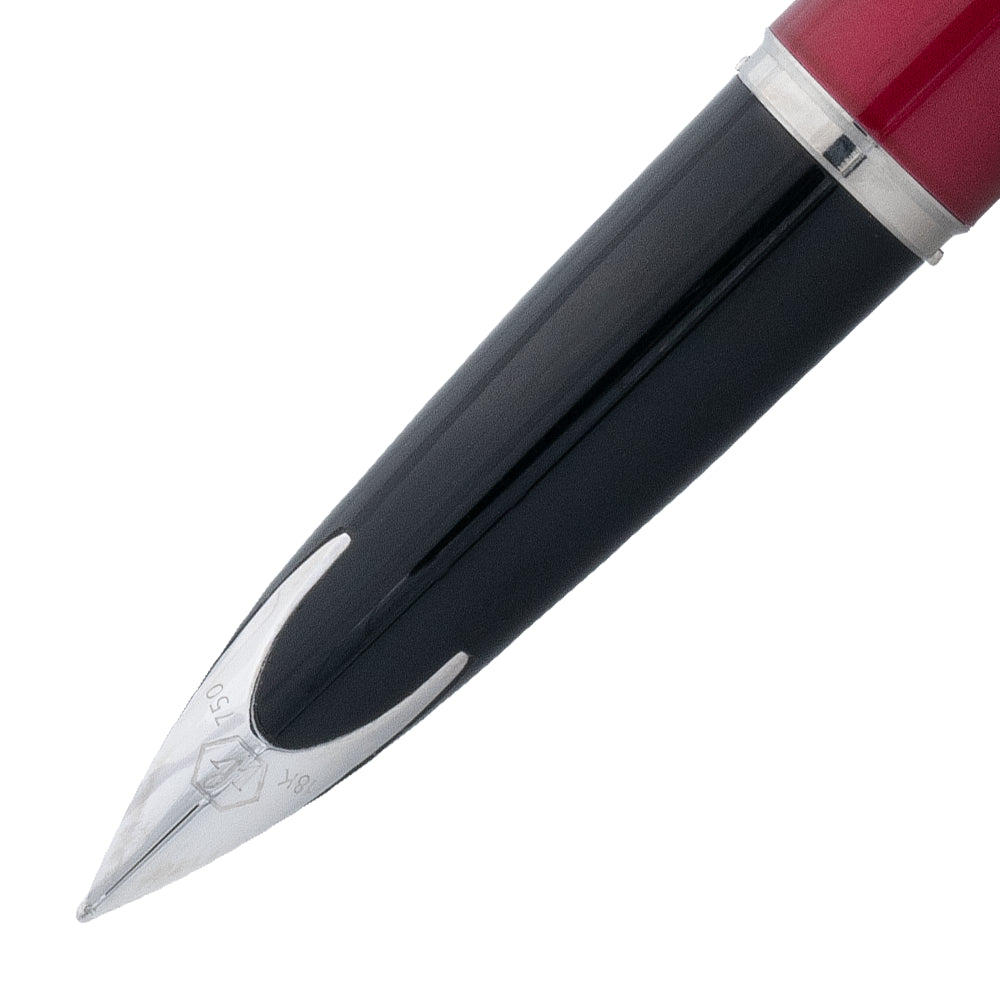 Focus sur la plume du stylo plume Waterman Carene Rouge Éclat. La plume en or 18K assure une écriture précise et douce, tandis que le design vibrant du stylo met en avant son élégance et sa qualité.