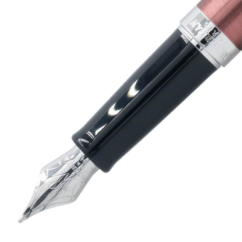 Focus sur la plume du stylo plume Waterman Hemisphere Collection Privée en Rose Cuivre et Chrome. La plume fine assure une écriture précise, tandis que la combinaison de cuivre rose et chrome accentue l'élégance du design.