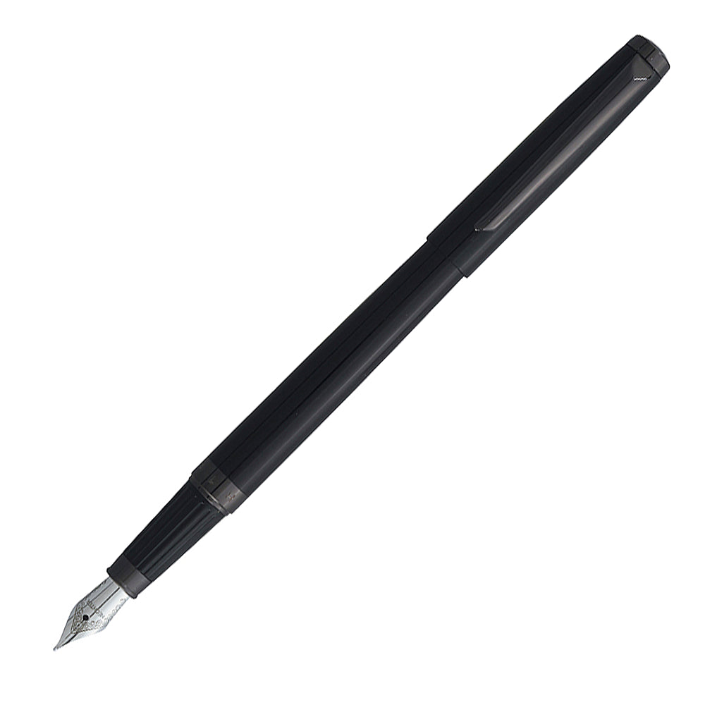 Stylo plume Hechter Paris Avenue Hoche Basic Black Gun, présenté à 45° ouvert sur fond blanc.