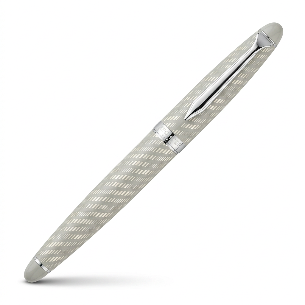 Stylo plume Hechter Paris ALLIANCE argenté SD183018A fermé à 45 degrés sur fond blanc