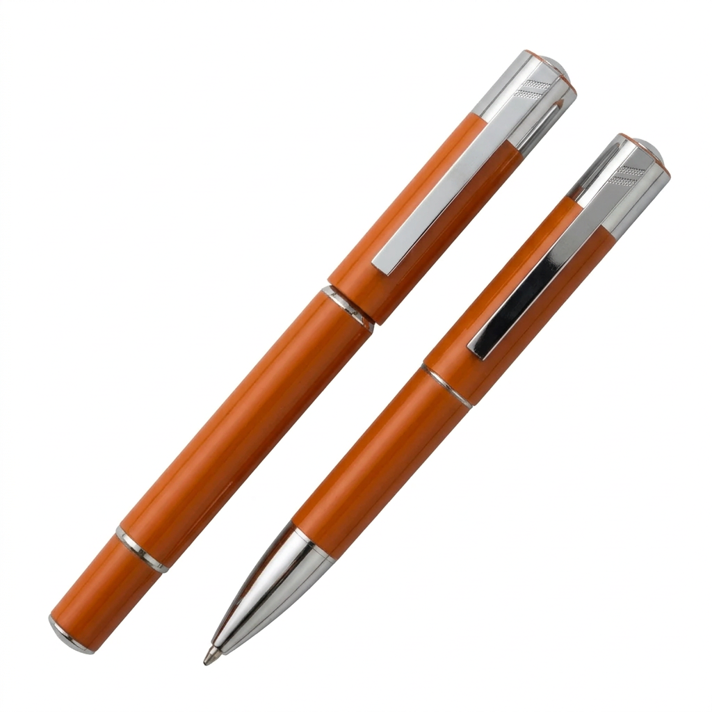 Parure Hechter Paris Classic Media orange et chromé SD176003A, stylo plume fermé et stylo bille parallèles à 45 degrés, éclairage lumineux sur fond blanc