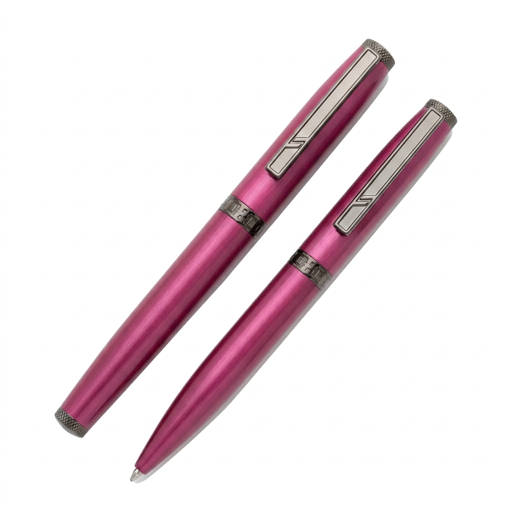 Parure Hechter Paris Brushed Aston rose SD267015A, stylo plume fermé et stylo bille sur fond blanc harmonisé