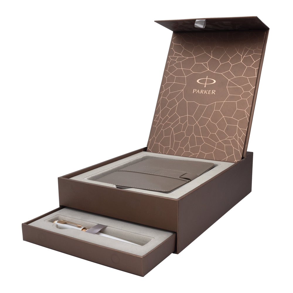 Coffret élégant contenant le stylo plume et le feutre Parker Ingenuity 5th Slim en édition limitée, présenté dans un écrin raffiné pour une présentation de luxe.