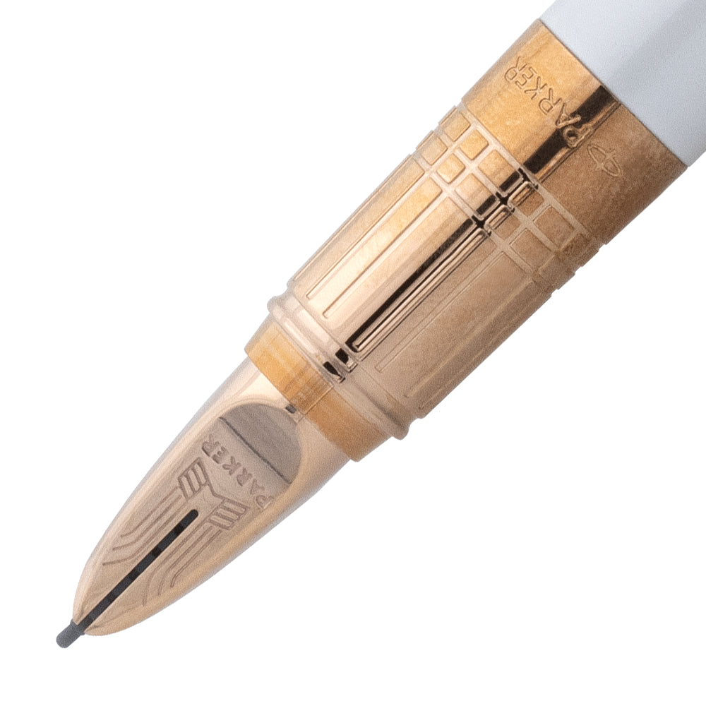 Focus sur le stylo plume Parker Ingenuity 5th Slim, édition limitée, montrant les détails de la plume et la finition élégante.