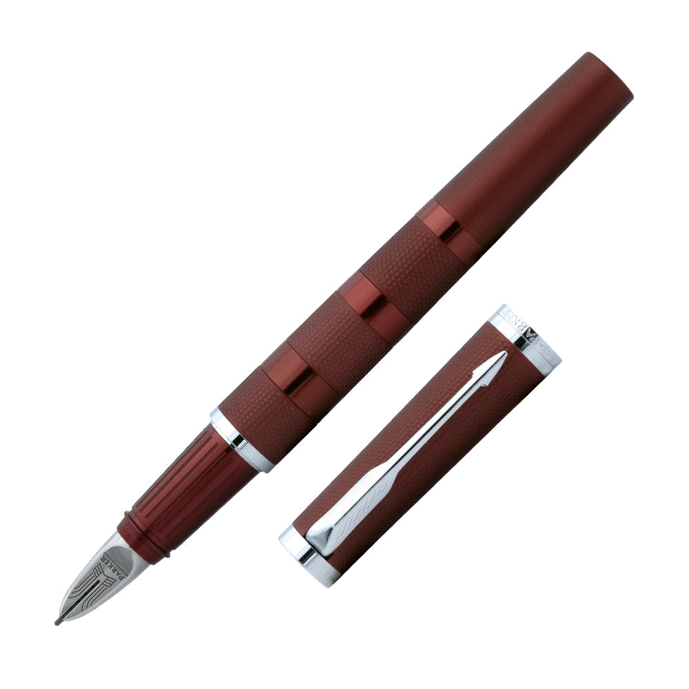 Stylo plume Parker Ingenuity en Bordeaux, à 45°, montrant le design élégant et moderne du stylo.
