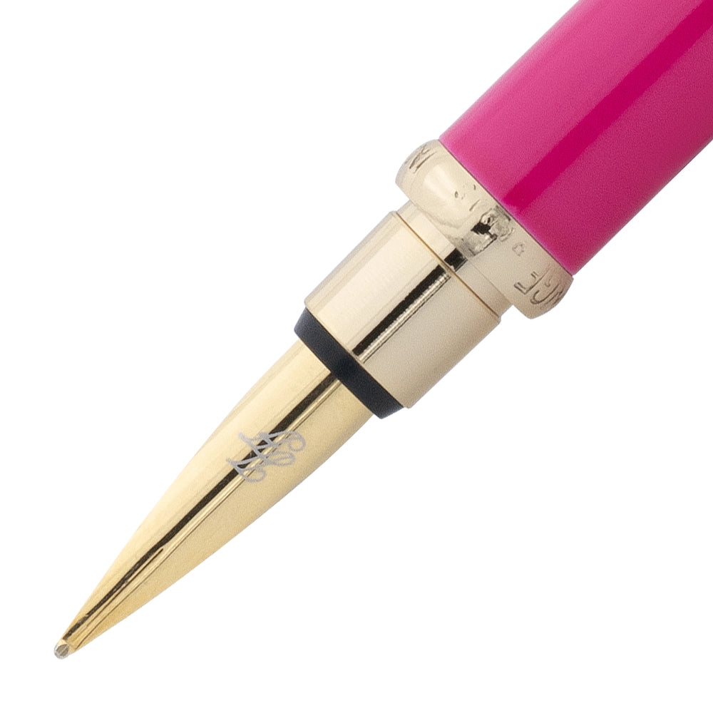 Un gros plan de la plume du stylo plume rose rouge avec attributs dorés de la marque Inès de la Fressange. La plume est visible en détail, avec le stylo incliné à 45 degrés et le bouchon retiré, placé parallèlement au stylo, sur un fond blanc.