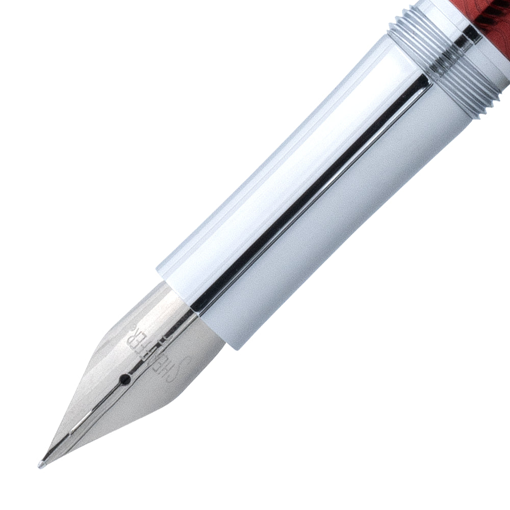 Gros plan sur la plume du stylo plume Sheaffer Intensity en rouge mat, mettant en avant la précision et la qualité de l'écriture.