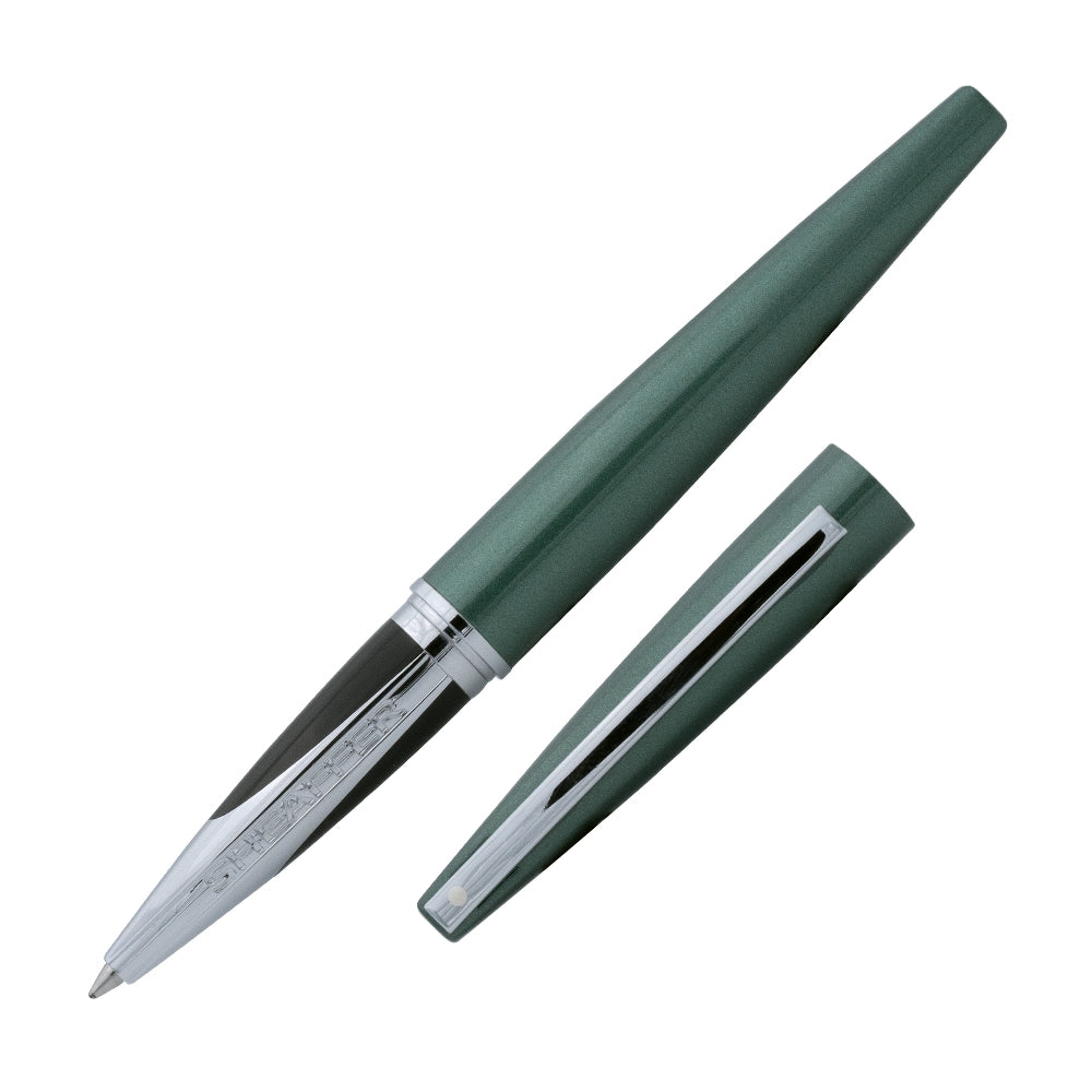 Stylo roller Sheaffer Taranis en vert métal, présenté à un angle de 45°, mettant en avant son design moderne et sa finition élégante.