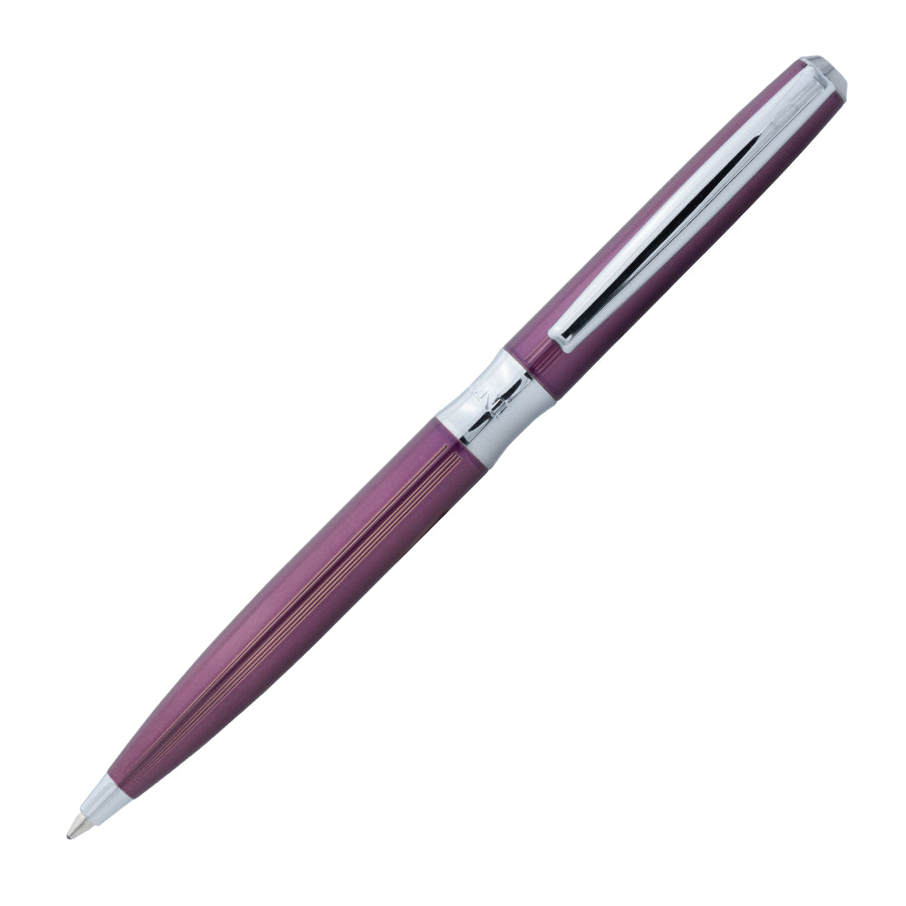 Un stylo bille Enzo Varini Adagio, incliné à 45 degrés, est présenté sur un fond blanc. Le design élégant du stylo bille, avec ses finitions raffinées, est bien mis en valeur.