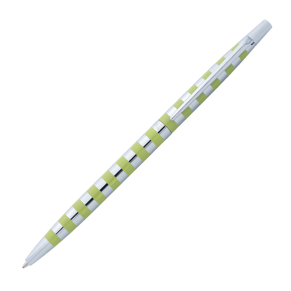 Un stylo bille Enzo Varini Slim en vert chrome, incliné à 45 degrés, est présenté sur un fond blanc. Le stylo bille se distingue par sa finition élégante en vert chrome et son design slim, offrant une apparence moderne et sophistiquée.
