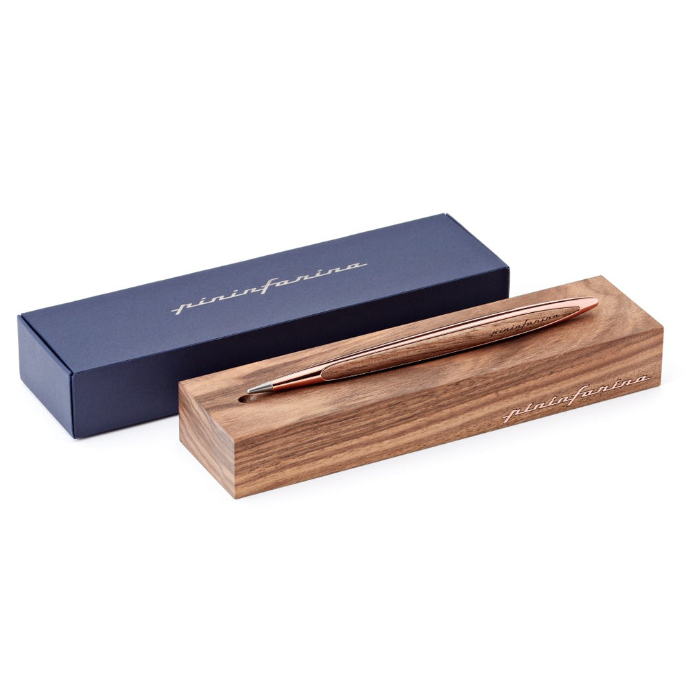 Stylo Forever Pininfarina Cambiano en or rose posé sur son écrin assortie, présentée sur un fond blanc. L'écrin met en valeur la finition luxueuse du stylo et souligne son design moderne et innovant, parfait pour ceux qui recherchent une écriture élégante et durable.