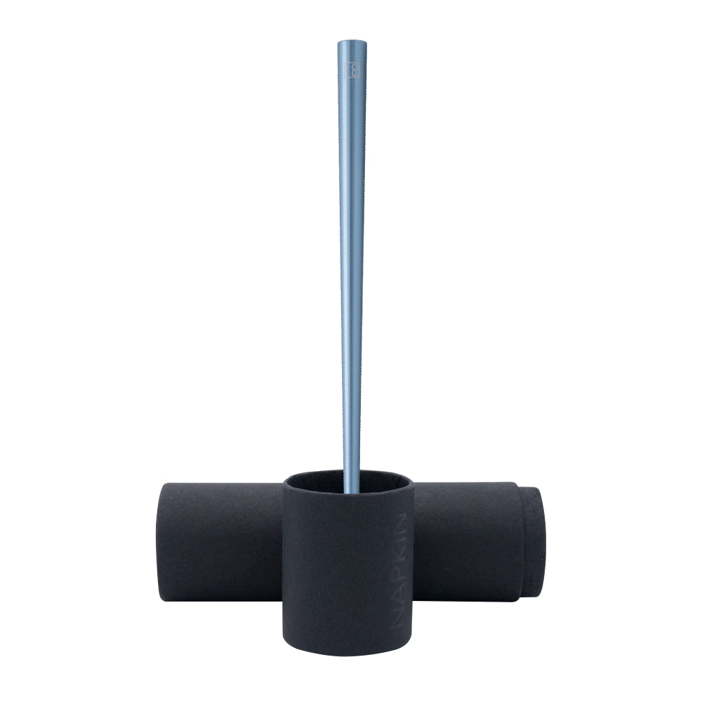 Stylo Forever Prima en bleu avio posé sur son écrin cylindrique noir, présenté sur un fond blanc. L'écrin cylindrique offre une protection élégante tout en mettant en valeur la couleur bleu avio du stylo et son design moderne.