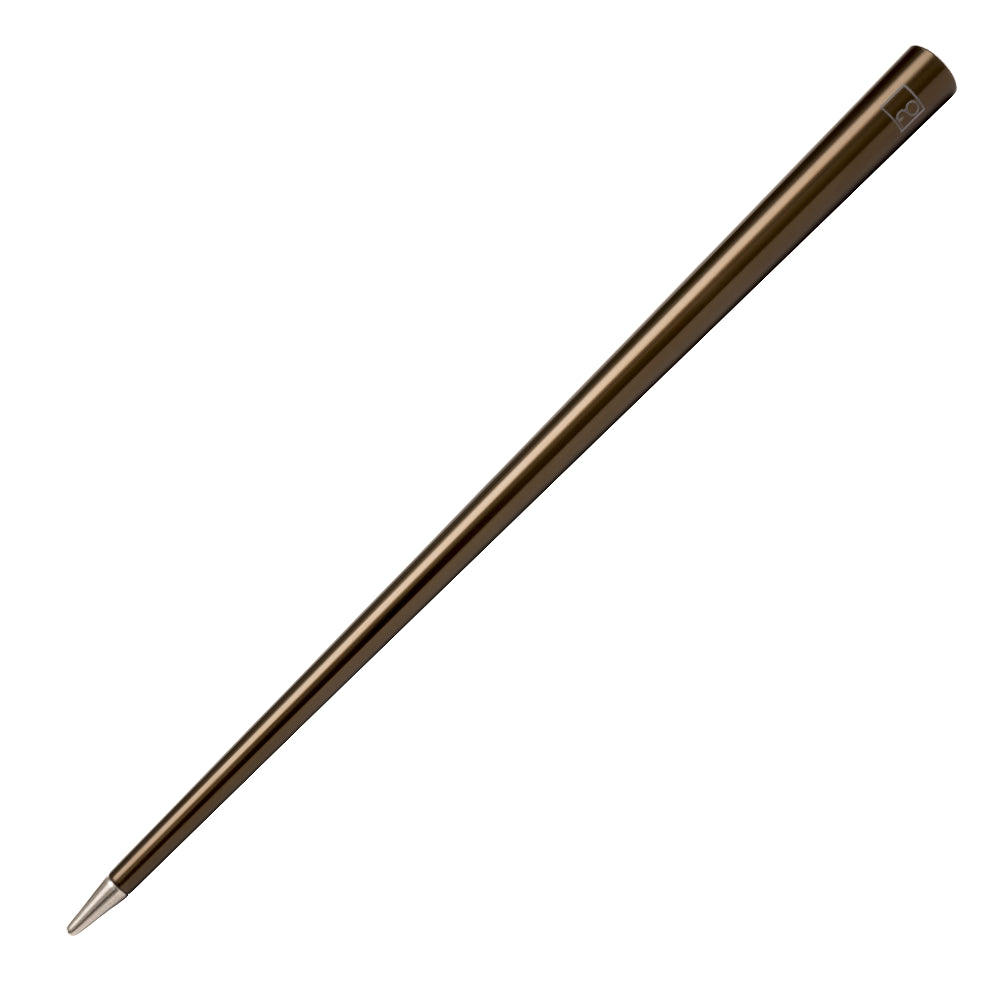 Stylo Forever Prima en bronze incliné à 45 degrés sur un fond blanc, mettant en avant sa finition élégante en bronze. Ce stylo combine un design raffiné avec une technologie d'écriture sans encre, offrant une expérience d'écriture fluide et moderne avec une touche de sophistication en bronze.