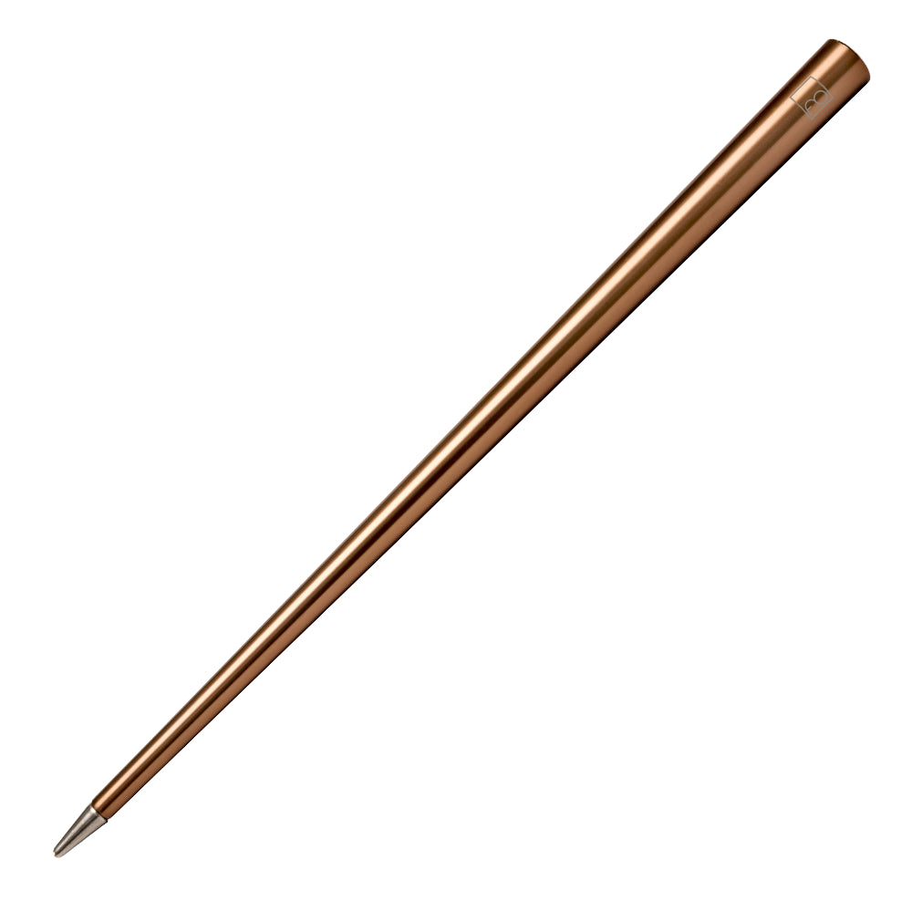 Stylo Forever Prima en cuivre incliné à 45 degrés sur un fond blanc, mettant en avant sa finition élégante en cuivre. Ce stylo associe un design sophistiqué à une technologie d'écriture sans encre, offrant une expérience d'écriture fluide et moderne avec une touche de raffinement en cuivre.