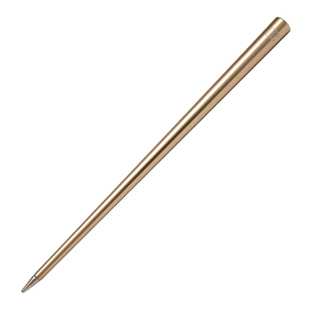 Stylo Forever Prima en or incliné à 45 degrés sur un fond blanc, mettant en avant sa finition dorée élégante. Ce stylo associe un design raffiné avec une technologie d'écriture sans encre, offrant une expérience d'écriture fluide et luxueuse avec une touche de sophistication dorée.