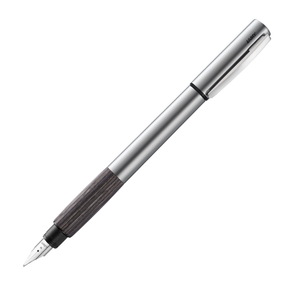 Un stylo plume Lamy Accent AL KW 096, incliné à 45 degrés, est présenté sur un fond blanc. Le stylo plume se distingue par son design élégant en aluminium avec une finition moderne, offrant une expérience d'écriture fluide et confortable.