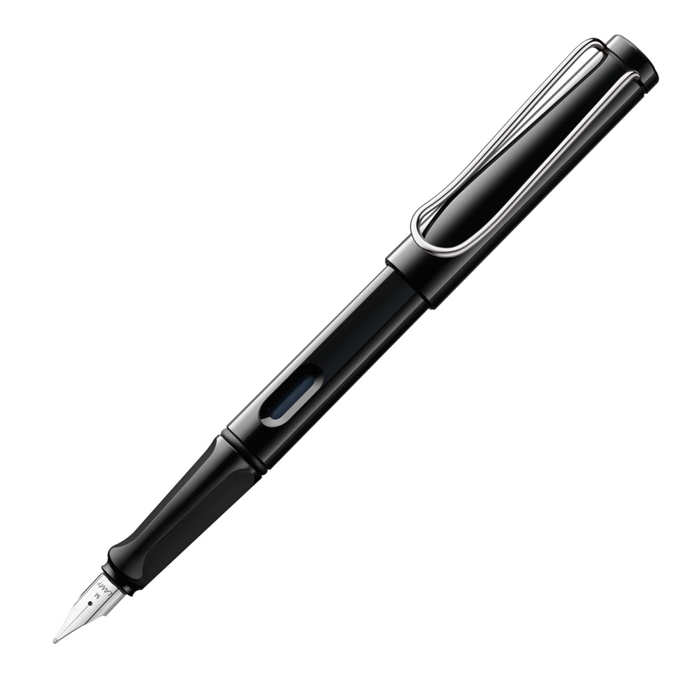 Un stylo plume Lamy Safari en finition noir brillant, incliné à 45 degrés avec le bouchon retiré, est présenté sur un fond blanc. Le stylo plume affiche une finition noire élégante et brillante avec un design ergonomique et moderne, typique de la collection Safari.