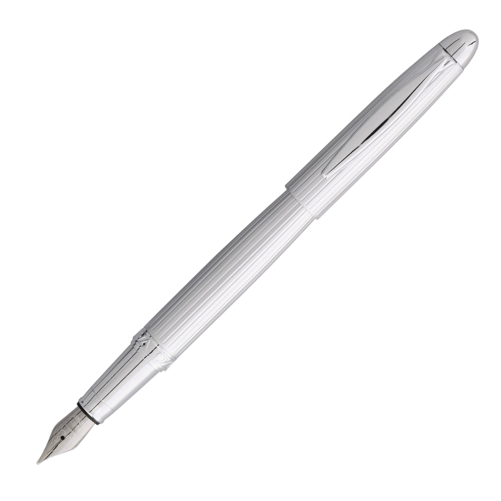 Un stylo plume Maggiore Ligne de la marque Enzo Varini, incliné à 45 degrés avec le bouchon retiré, est présenté sur un fond blanc. Le design sophistiqué de ce stylo plume, avec ses détails élégants, est clairement visible.