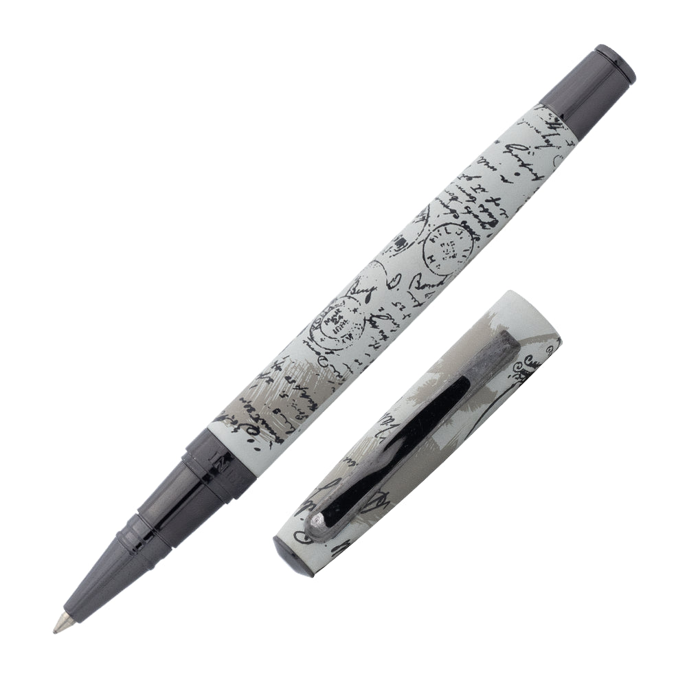 Un stylo roller Enzo Varini Gustino Voyage, incliné à 45 degrés avec le bouchon retiré, est présenté sur un fond blanc. Le stylo roller se distingue par son design élégant et pratique, idéal pour les voyageurs.