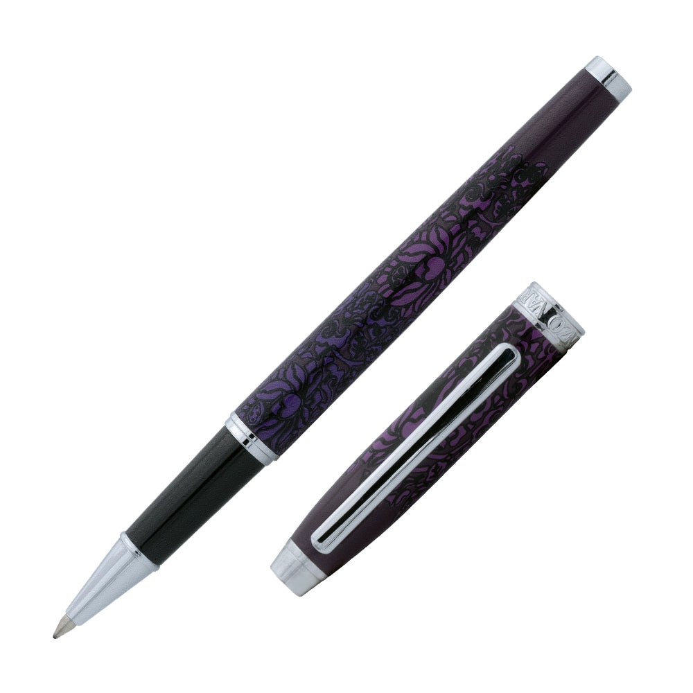 Un stylo roller Enzo Varini Taormina XL Pimky, incliné à 45 degrés avec le bouchon retiré, est présenté sur un fond blanc. Le stylo roller se caractérise par sa finition élégante en couleur Pimky et son design XL raffiné.