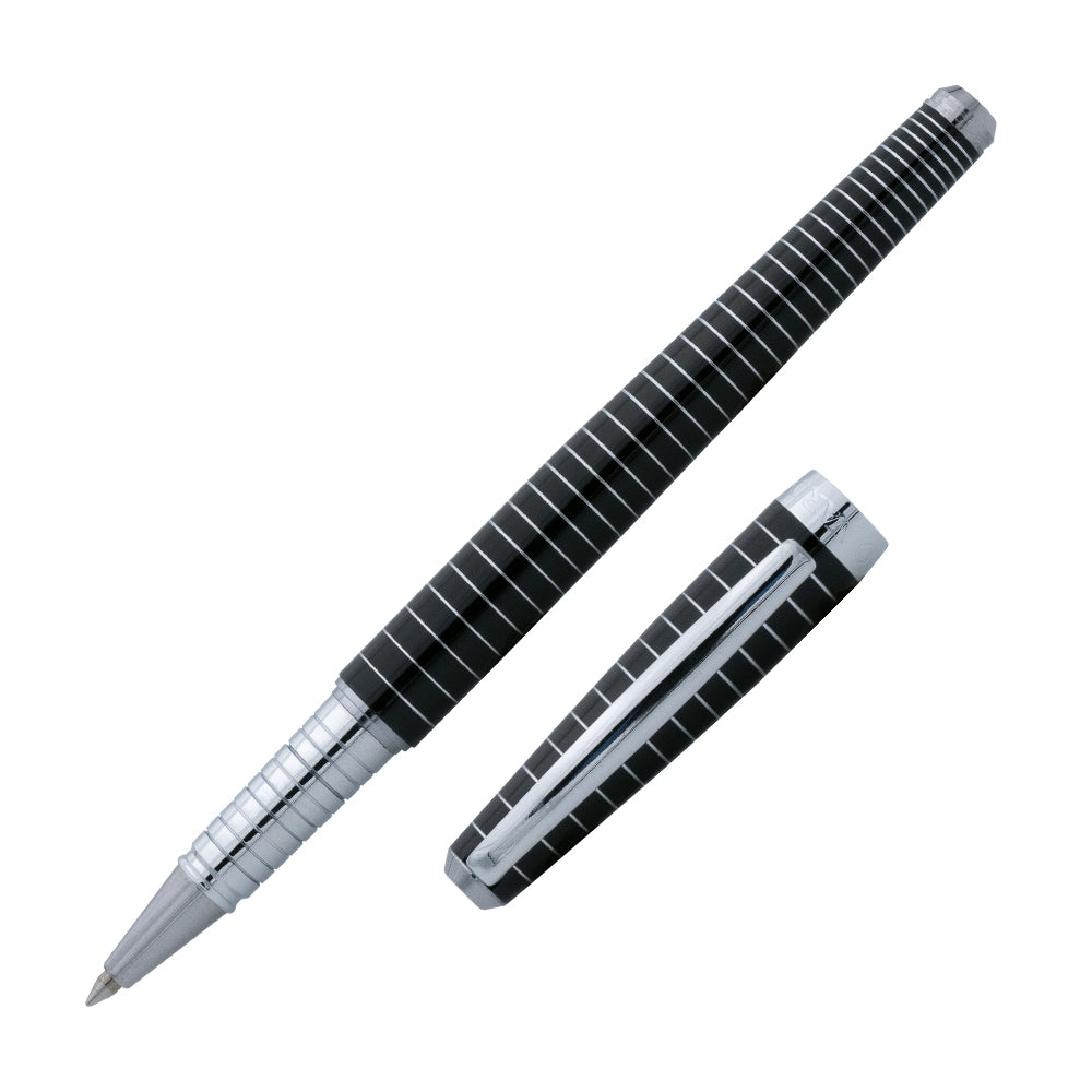 Un stylo roller noir Faggio avec lignes chromées de la marque Enzo Varini est incliné à 45 degrés, avec le bouchon retiré et placé parallèlement au stylo, sur un fond blanc.