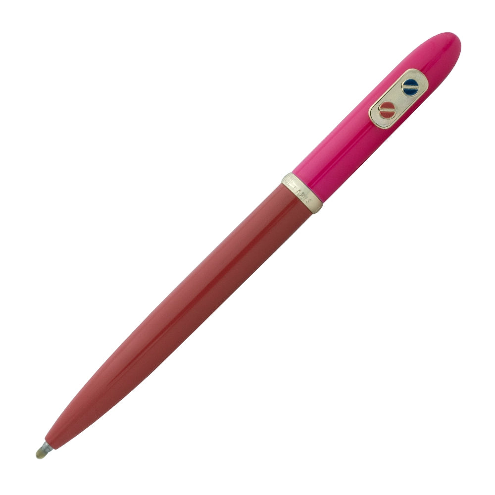 Un stylo roller rose rouge avec attributs dorés de la marque Inès de la Fressange est incliné à 45 degrés, sur un fond blanc.