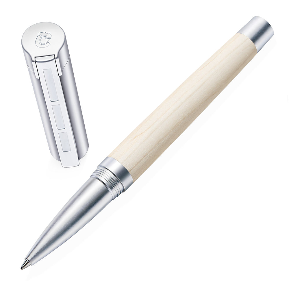 Stylo roller Staedtler Lignum en bois d'érable, présenté à un angle de 45°. Ce stylo en bois d'érable combine l'élégance naturelle du bois avec une fonctionnalité moderne pour une écriture agréable et raffinée.