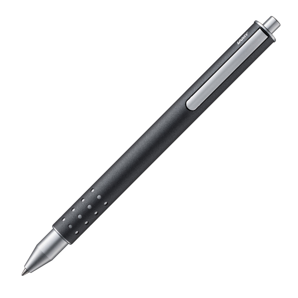 Un stylo rollerball Lamy 334 Swift en anthracite, incliné à 45 degrés, est présenté sur un fond blanc. Le stylo rollerball se distingue par son design moderne en finition anthracite et son mécanisme rétractable innovant, offrant une allure élégante et fonctionnelle.