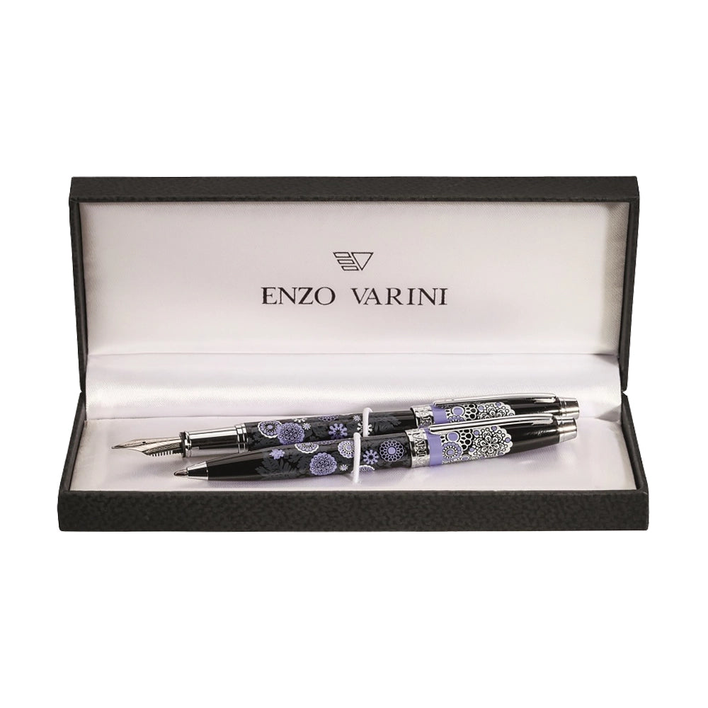 Un écrin ouvert contenant la parure plume et bille Mini Taormina Design de la marque Enzo Varini est posé sur un fond blanc. L'écrin, au design soigné, est clairement visible avec son logo distinctif.