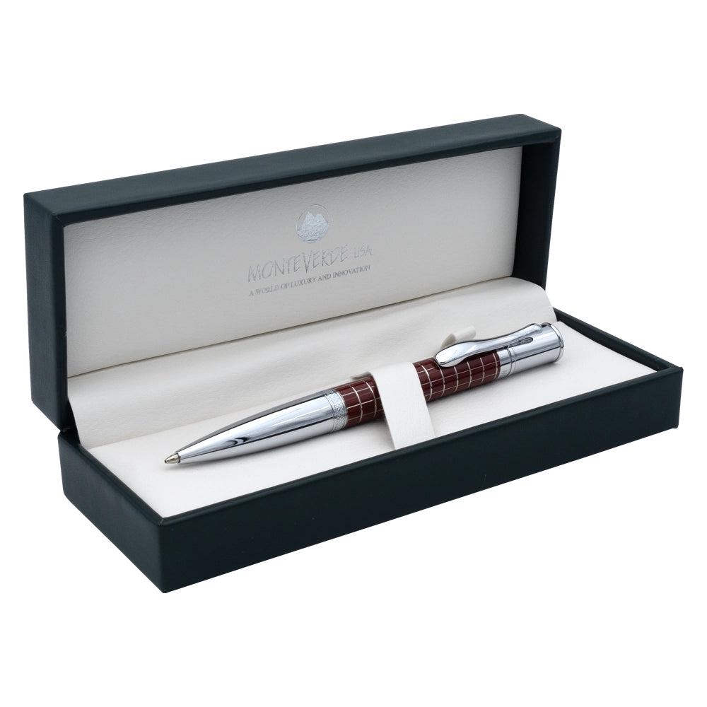 Un écrin ouvert contenant le stylo bille Monteverde Jewelria Executive Burgundy Grid est posé sur un fond blanc. L'écrin, au design élégant, met en avant le logo de la marque et protège le stylo avec une présentation raffinée.