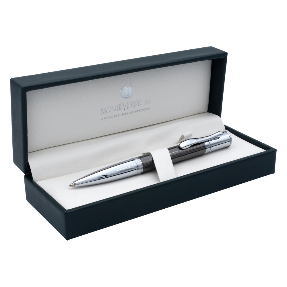 Un écrin ouvert contenant le stylo bille Monteverde Jewelria Executive est posé sur un fond blanc. L'écrin présente un design élégant avec le logo de la marque, mettant en valeur le luxe et la sophistication du produit.