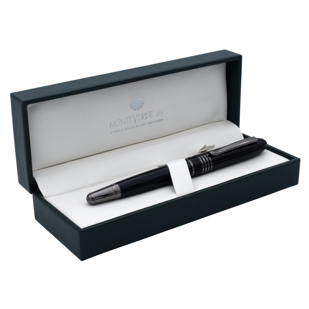 Un écrin ouvert contenant le stylo plume Monteverde Mountains of the World est posé sur un fond blanc. L'écrin, avec son design soigné et le logo de la marque, souligne l'élégance et la grandeur du produit.