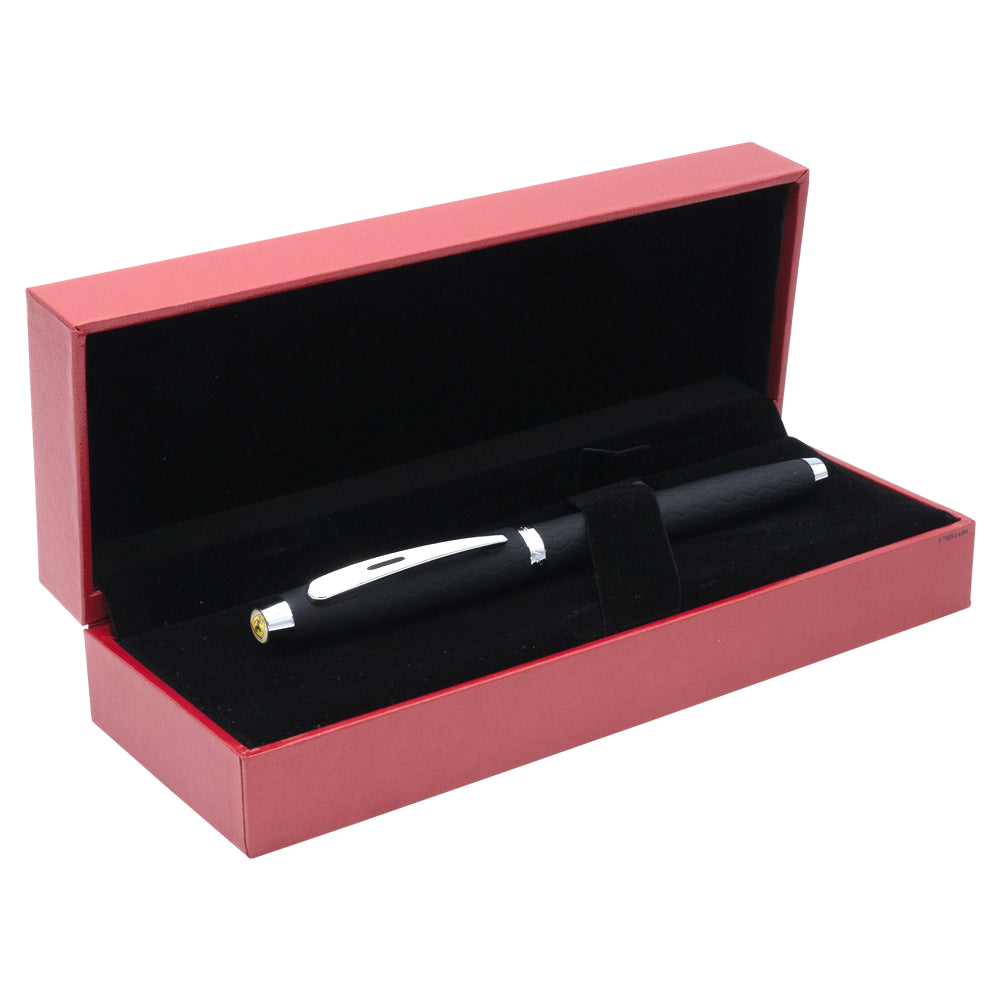 Écrin pour le stylo plume Sheaffer Ferrari 100, présenté ouvert sur un fond blanc. L'écrin reflète le luxe et le raffinement du stylo, offrant une protection élégante.