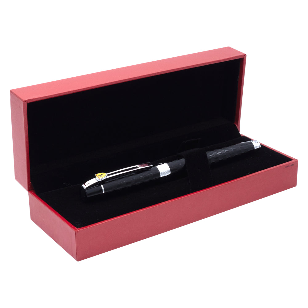 Écrin pour le stylo plume Sheaffer Ferrari, présenté ouvert sur un fond blanc. L'écrin reflète l'élégance et le prestige du stylo, offrant une protection de haute qualité.