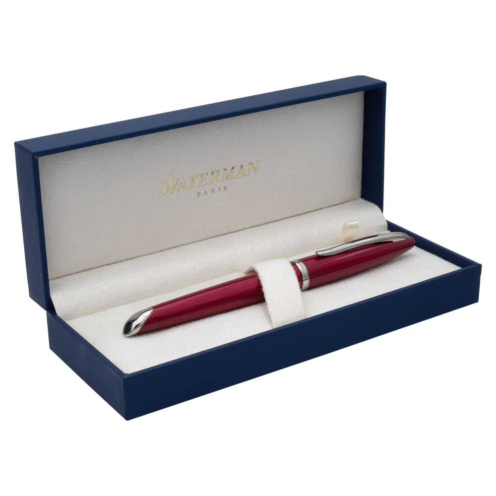 Écrin Waterman pour le stylo plume Carene Rouge Éclat, présenté ouvert sur un fond blanc. L'écrin raffiné protège le stylo et ajoute une touche de sophistication à ce produit de luxe.
