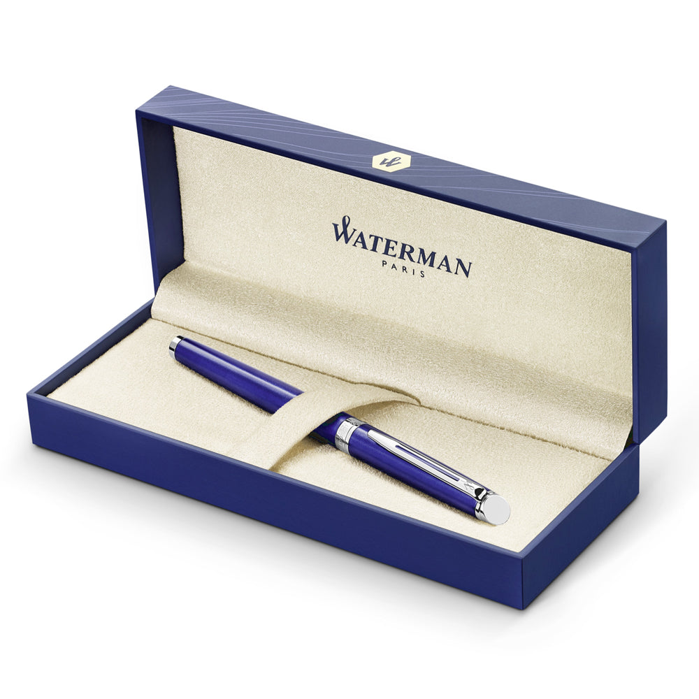 Écrin Waterman contenant le stylo plume Hemisphere Bleu Vif Métal, présenté ouvert sur un fond blanc. Cet écrin élégant protège le stylo et souligne son design moderne et raffiné.