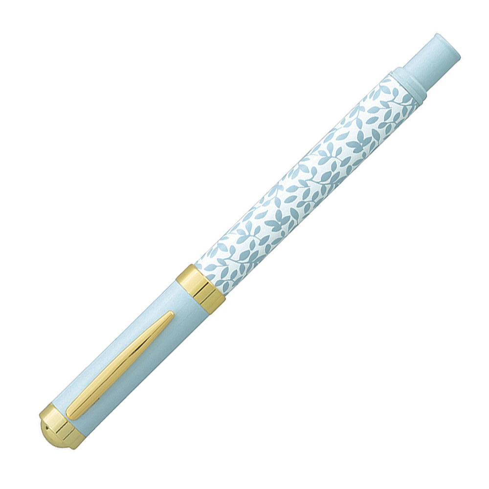 Stylo plume Enzo Varini Palazzo Maiolica fond blanc avec motif bleu, fermé, vue à 45°.