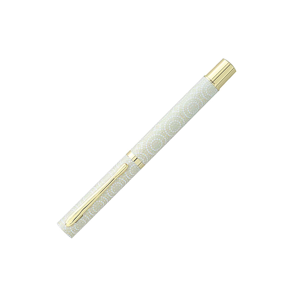Stylo Plume Plumo Doria Blanc Motif Cercle à 45° avec capuchon fermé, angle 2 sur fond blanc.