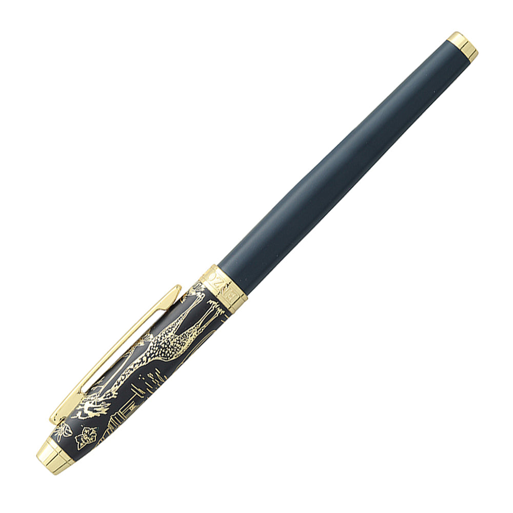 Stylo roller Enzo Varini Taormina Gardens India bleu, fermé, vue à 45° sur fond blanc.