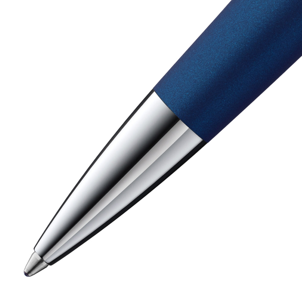 Gros plan sur la pointe du stylo bille Lamy Studio bleu impérial. 